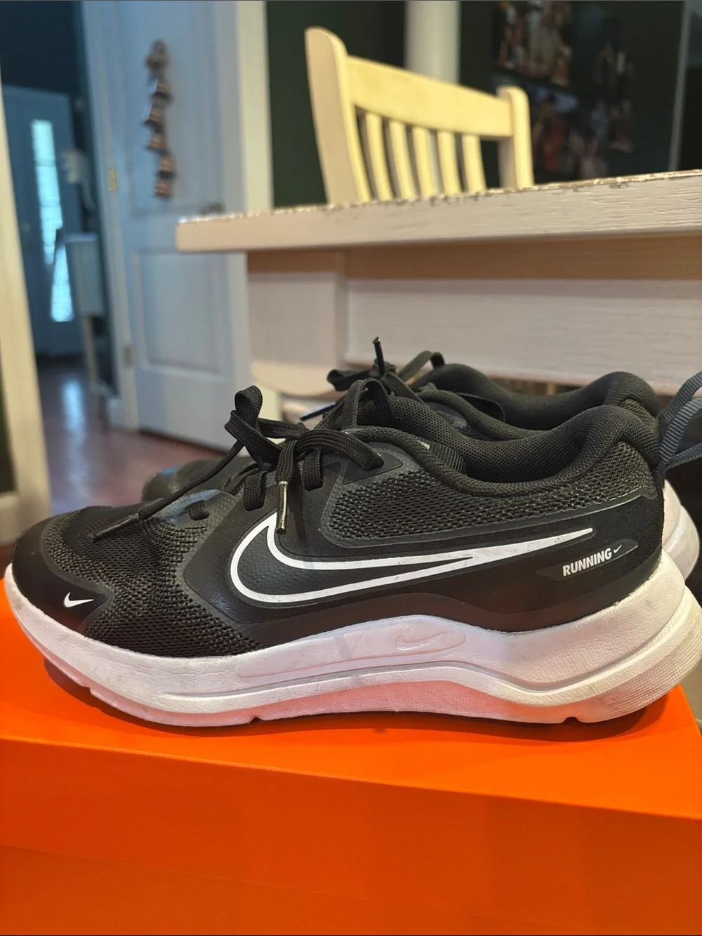 EUC Nike Cosmic Runner Sneakers (GS) Size 4.5 Y - Picture 10 of 11